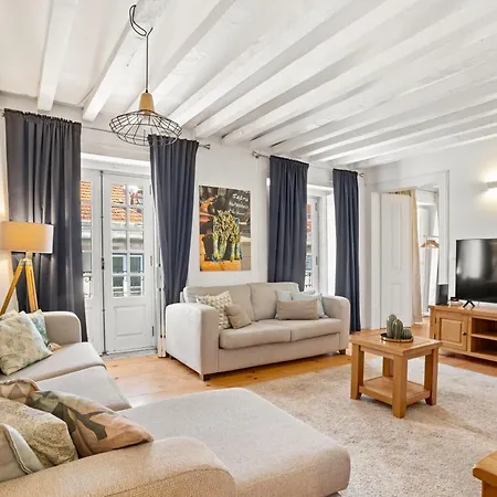 Spacious & Luxurious Penthouse In The Heart Of *